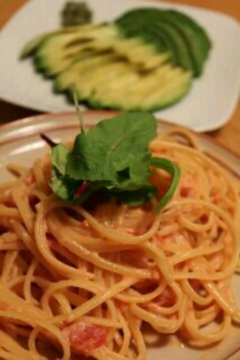 蟹のトマトクリームパスタと、アボガドわさび醤油|ちびめがさん