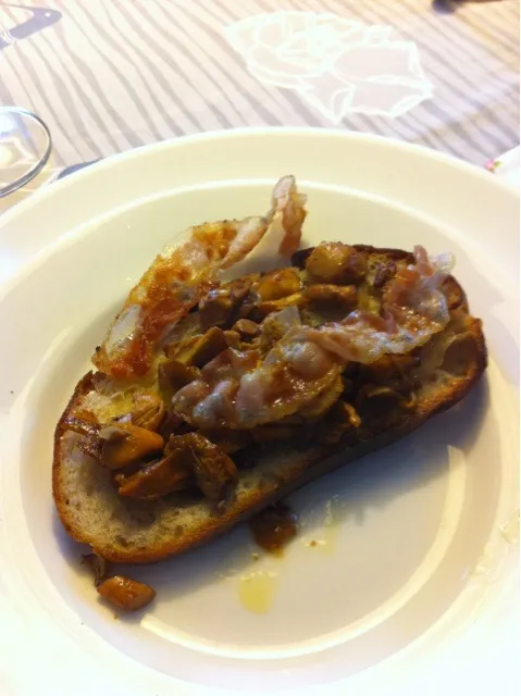 chantelle mushrooms and pancetta on toast|miwa nagamitsuさん