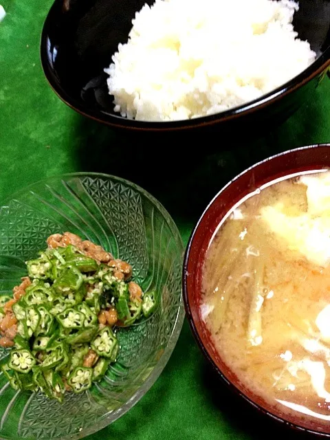 #昼飯 オクラ納豆、白米、味噌汁(味噌ミョウガ玉子)。白米と味噌汁おかわりして二杯目は味噌汁かけご飯にして食べた。あっちーーー #pan1|ms903さん