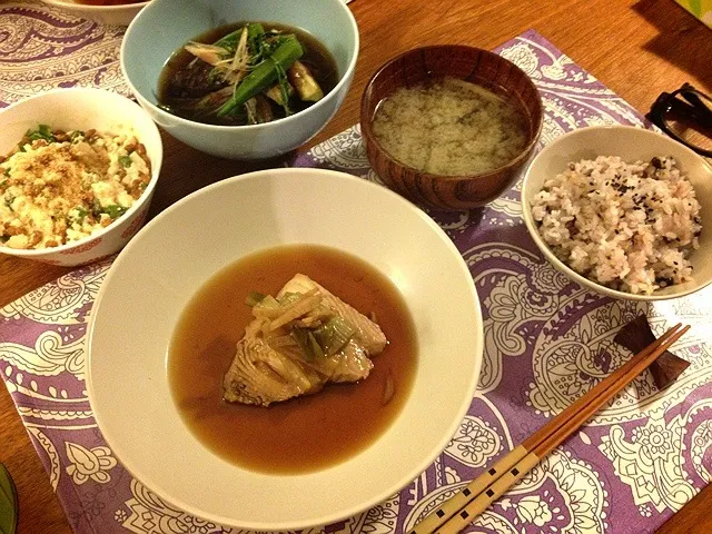 Snapdishの料理写真:モウカサメの煮付け、茄子とおくらの煮浸し、茄子とみょうがのお味噌汁、まぜまぜ納豆腐、十六穀米ごはん|megakoさん