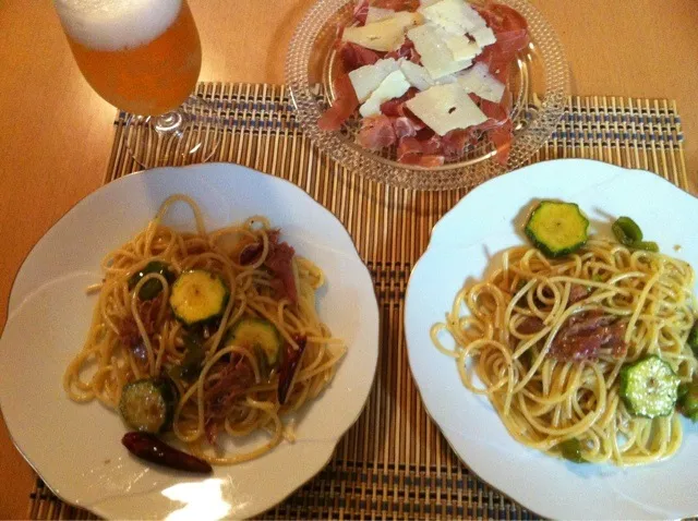 ダーリンお手製、ズッキーニと生ハムパスタと生ハムにパルミジャーノスライス。|カオカオさん