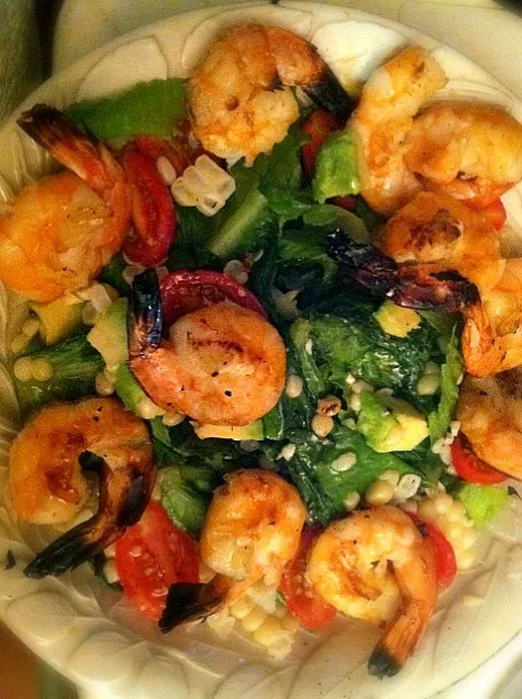 Grilled salad - shrimp, romaine, corn, zucchini, tomatoes, & avocado with lemon vin|Sydney Annさん