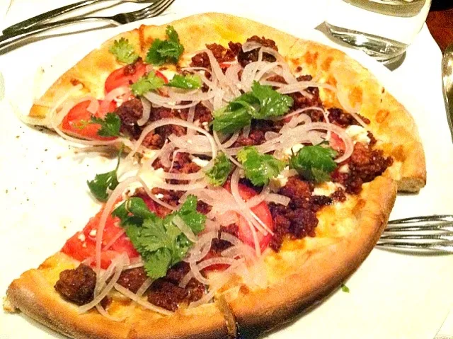 Lamb chorizo pizza with goat cheese, tomato, onion, & cilantro|Sydney Annさん