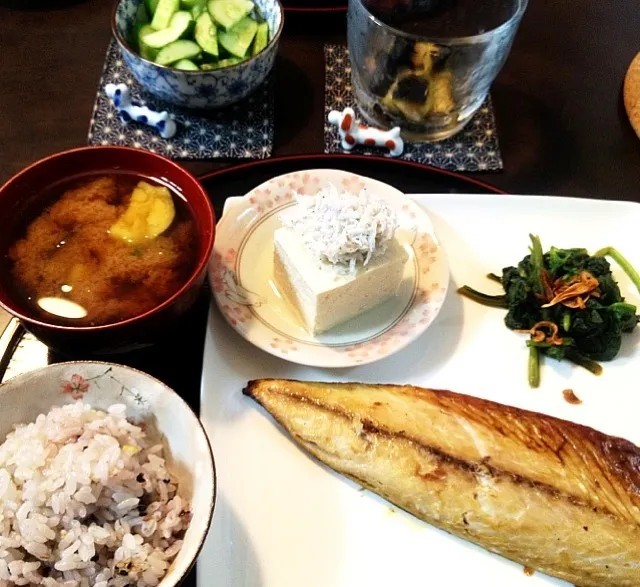 夕ご飯：焼き塩さば、ほうれん草フライドオニオン炒めおかか載せ、冷奴(ちりめんじゃこ)、茄子のお味噌汁、浅漬け2種(胡瓜、茄子)、雑穀米。|piyokoさん