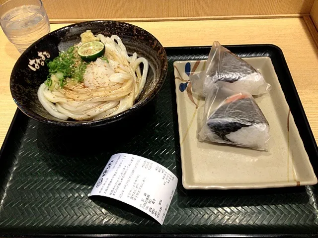 すだちしょうゆうどん、おにぎり|すかラインさん