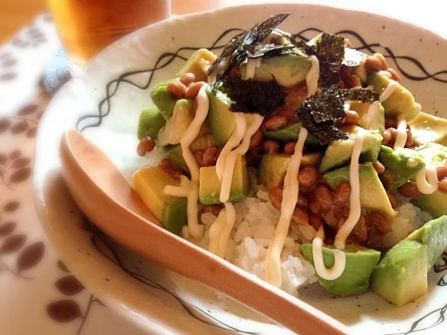 Snapdishの料理写真:お昼はアボカド納豆丼♪( ´▽｀)|めんこさん