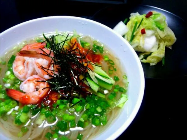 Snapdishの料理写真:ネギと海老の冷麺。自家製水キムチ。|じゅぅぅぅぅぅんさん