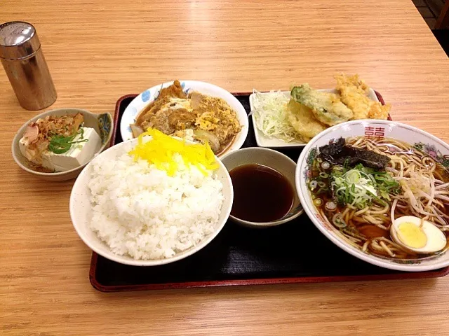 今日の夜ご飯(^^)このボリュームで430円。おばちゃんが今日オマケで冷ややっこサービスしてくれました\(//∇//)\お腹いっぱいなりました。|daikiさん