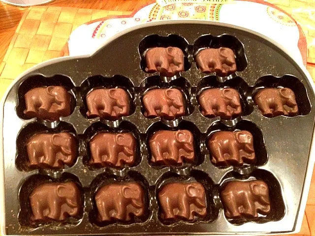 Snapdishの料理写真:elephant chocolate block w/macadamia nuts|愛さん