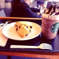 Snapdishの料理写真:スタバ スコーン＆ダークモカチップフラペチーノ|mikuさん