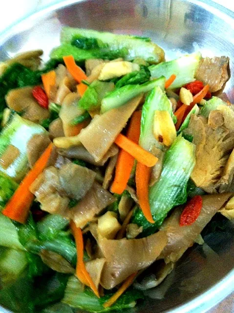 stir fry abalone mushroom with vegetables|laumeikuanさん