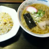 Snapdishの料理写真:ラーメン+半チャーハン|くーまーんさん