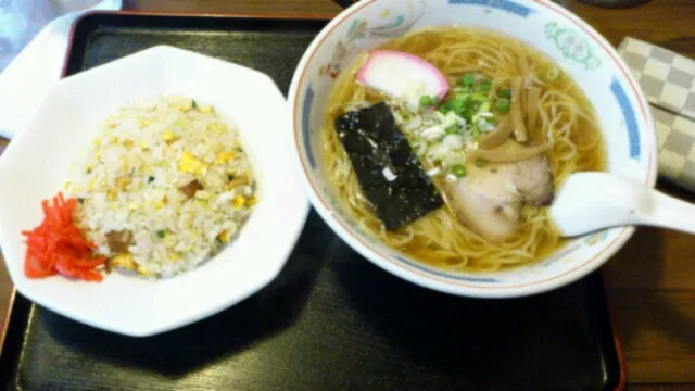 Snapdishの料理写真:ラーメン+半チャーハン|くーまーんさん