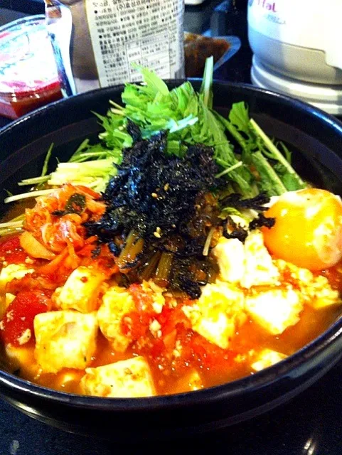 今日は自宅作業なんで辛ラーメン トマトと豆腐の炒め物とか卵とかキムチとかいろいろとノセテミタ|takarkiさん