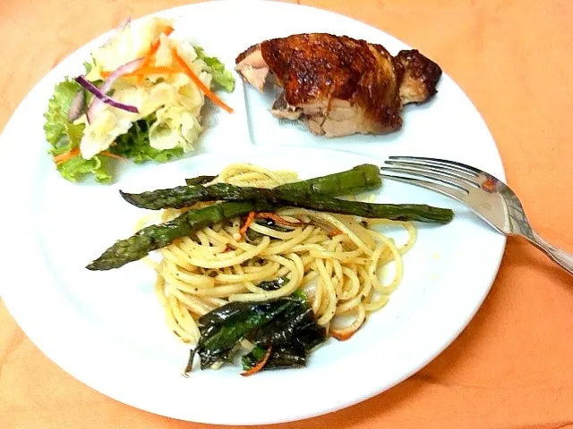 salad, store garlic grilled chiken, grilled asparagas, basil onion seasoned pasta|Yoshinaさん