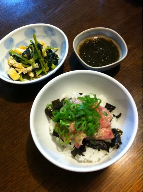 オクラ・トロ丼、小松菜と薄揚げの炊いたん、もずく酢|きりママさん