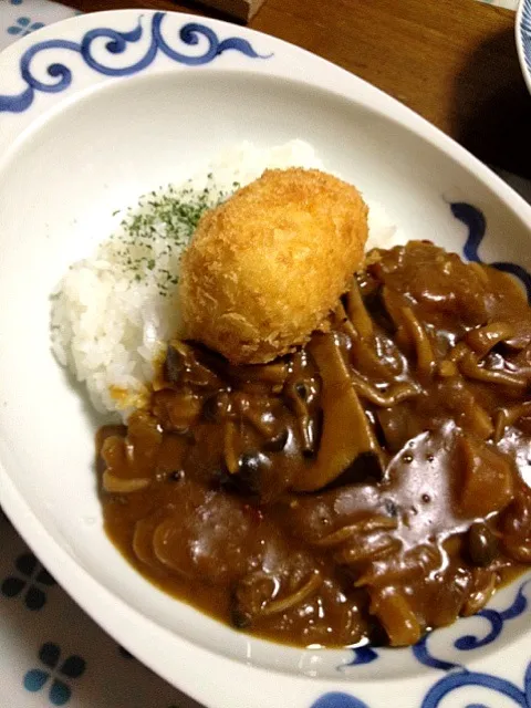 キノコカレー、蟹クリームコロッケのせ|まーたんさん