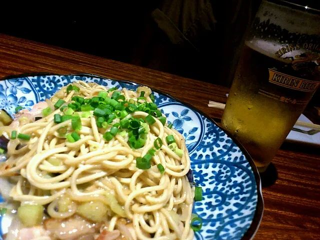 Snapdishの料理写真:塩焼きそばとビール＼(^^)／|みなみかわみづきさん