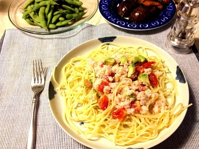 Snapdishの料理写真:アボカド蟹トマトの冷製パスタ|すがひさえまさん