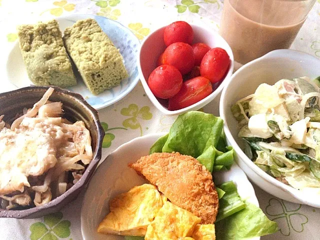 糖質制限食の朝ごはん    赤と緑のご飯何しようか、考えながら頂きます（^人^）|mari miyabeさん