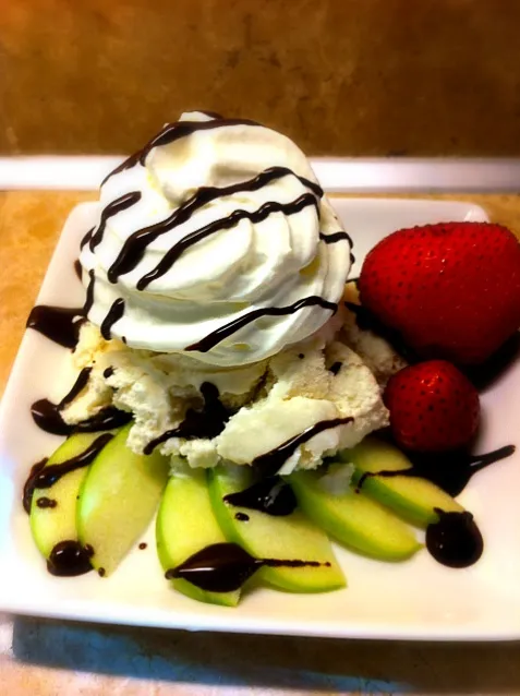 Vanilla Ice Cream with Apple and Strawberries|Joさん