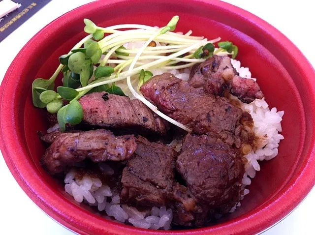 神戸牛ステーキ丼、牛肉サミットのイベント|ひろすぃーさん