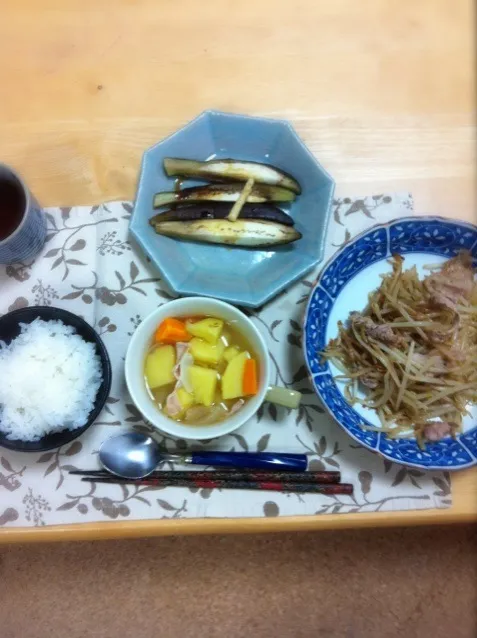 焼き茄子、豚肉ともやしのガーリック炒め、野菜スープ|tomozoさん