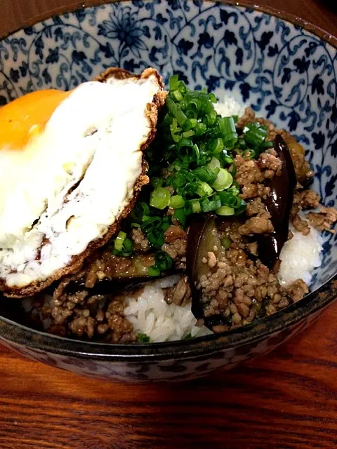 豚ひき肉となすの甘辛丼|るるさん