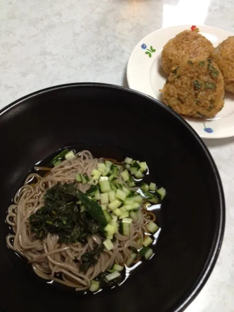 モロヘイヤとキュウリぶっかけ蕎麦と焼きおにぎり|かまさん