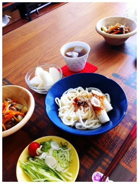 ラー油ぶっかけうどん、高野豆腐と茄子の煮物、梨|二宮みさきさん