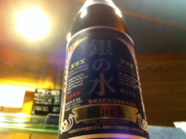 Snapdishの料理写真:大量にまた焼酎＆日本酒を入れ替えましたのでご紹介！先ずは麦焼酎、銀の水 Black 麦ですが黒麹を使っている香りコクが桁違いのプレミアム焼酎です。宮崎県|金子 雄介さん