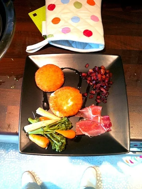 Breaded camembert with crispy pancetta, parma ham, assorted vegatables with vinegerette|Ben Williamsonさん