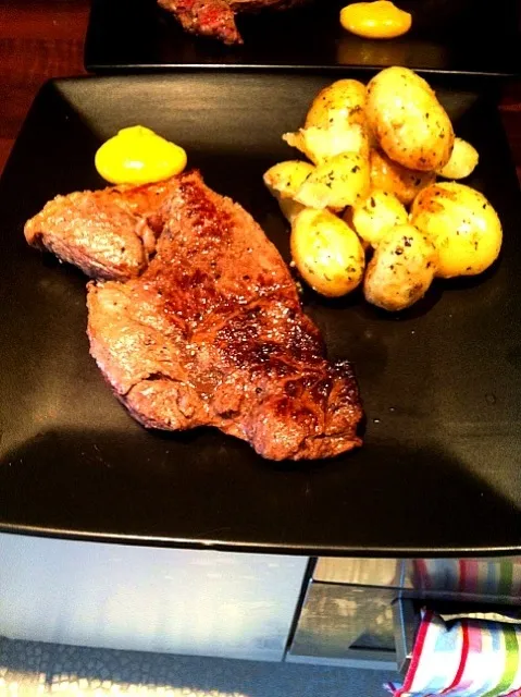 Steak with garlic and rosemary new potatoes|Ben Williamsonさん