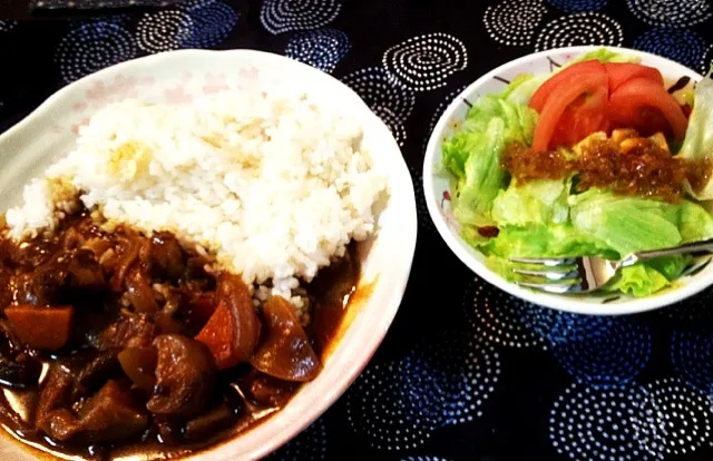 Snapdishの料理写真:夕ご飯：牛すじカレー(茄子、玉ねぎ、ニンジン、赤ワイン)、サラダ(レタス＋トマト＋クルトン)。|piyokoさん