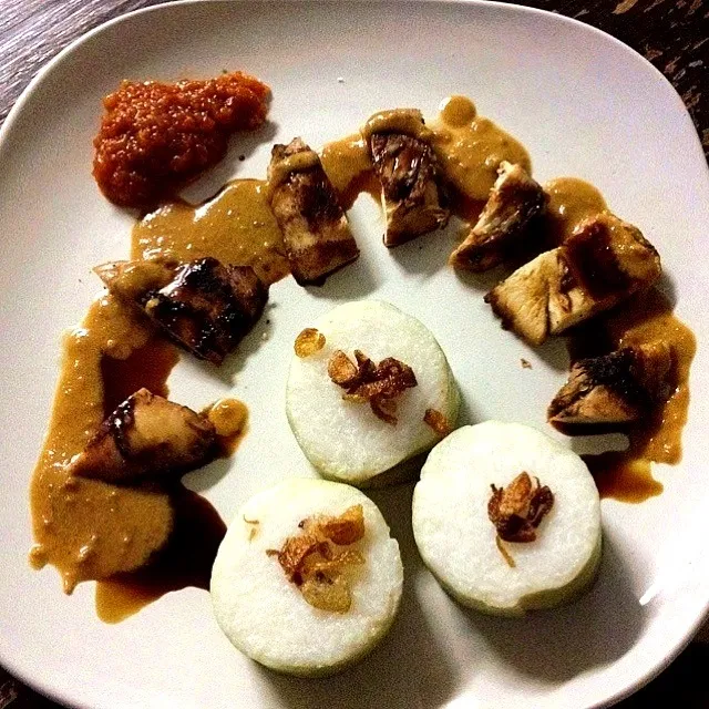 chicken satay with peanut sauce over rice cake & sambal,|rie simsさん