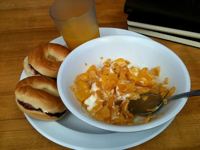 Snapdishの料理写真:bagle bagle yogurt|yuki cさん