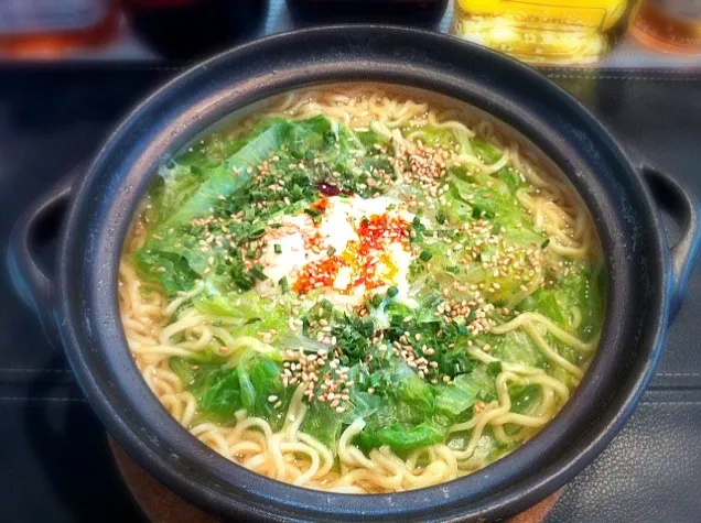 Snapdishの料理写真:ねぎ塩レタス鍋焼きラーメン|たけさん