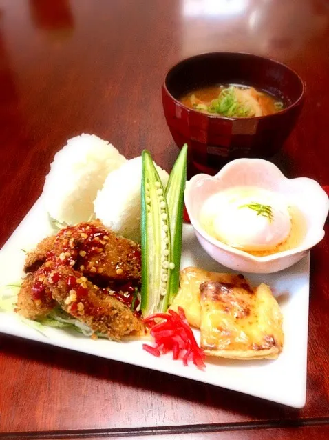 銀シャリむすび・温度玉子・油揚チーズ焼き・豚カツ 辛いっ酢あんかけ・ポークと切り干し大根のお味噌汁|かっぴーさん