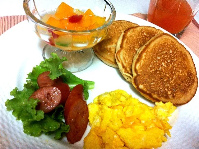 cinnamon pancake, sausage, scramble egg, and canned fruit|Yoshinaさん