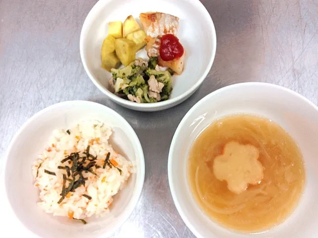 魚のムニエル さつまいも蒸し ブロッコリーの煮浸し 梅ごはん おふと玉ねぎの味噌汁|vanさん