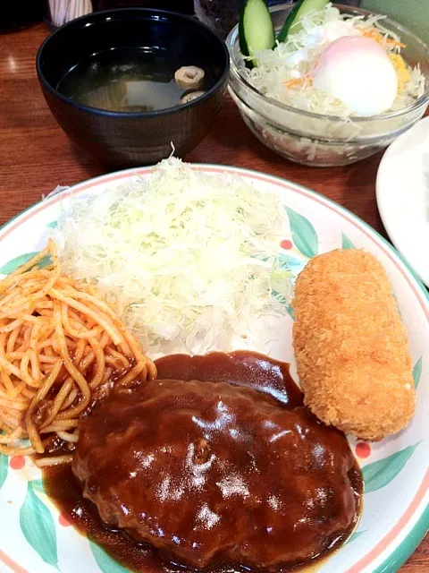 ハンバーグ＆カニクリームコロッケ（490円）に、温玉付きコールスロー（100円） #昼ごはん #昼飯|Takashi H.さん