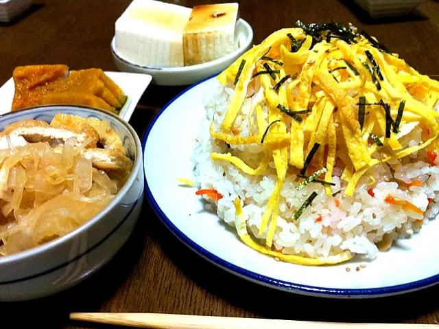 Snapdishの料理写真:今日の晩御飯はチラシ寿司～(＞人＜;)錦糸卵タップリ|yusukey'〆'n☆さん