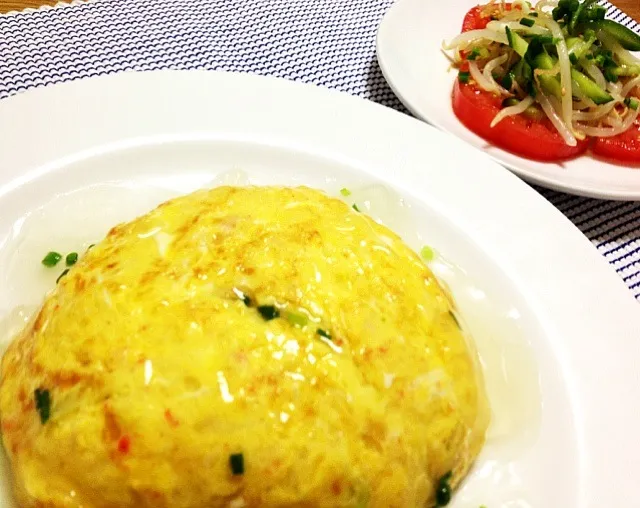 Snapdishの料理写真:塩あんかけの天津飯（蟹缶入り）とキュウリとモヤシのナムル（にんにく油入り）(^-^)/|みにさん