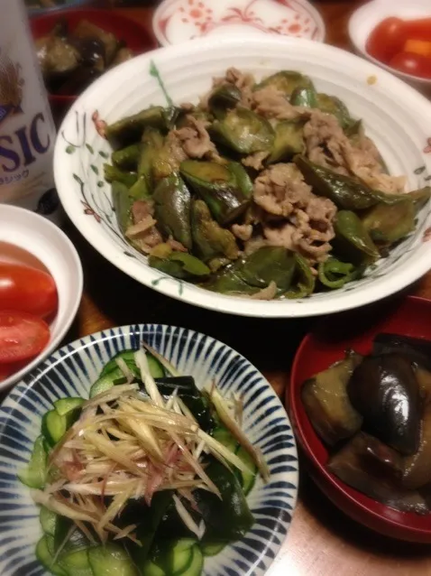 Snapdishの料理写真:緑長茄子と豚肉の味噌炒め、胡瓜とワカメ酢の物、プチトマト、茄子醤油煮|raku_darさん