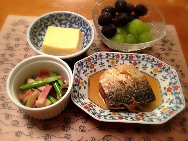 鯖味噌煮  卵豆腐  アスパラとキノコのベーコン炒め  ぶどう|ikukoさん