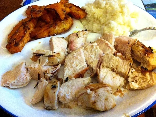 Grilled chicken, baked sweet potatoes and mashed taters.|Dee Parkerさん