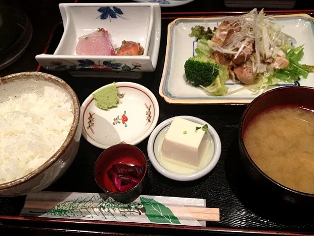 刺身と若鶏の蒸し焼き定食|ぶっちさん