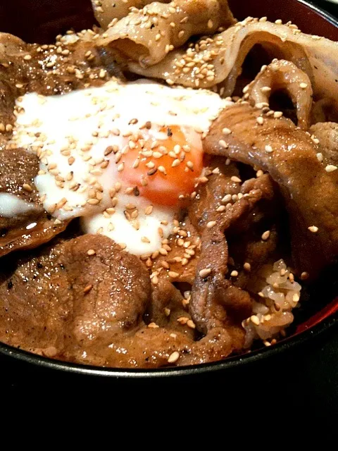 十勝風豚丼。炭火で焼いた豚を甘辛ダレで食す。うまー( ´ ▽ ` )ﾉ|Masahiko Narazakiさん