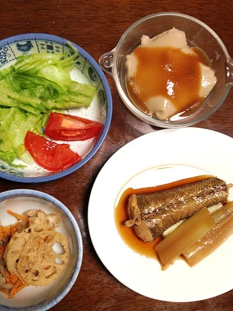 Snapdishの料理写真:コチの煮付け 蓮根のきんぴら 胡麻豆腐 トマトとレタス|掛谷節子さん