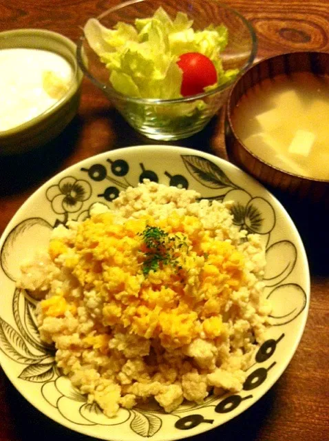 8/28晩御飯  バナナヨーグルト  そぼろ丼  野菜サラダ  豆腐スープ|yukiyamasakiさん